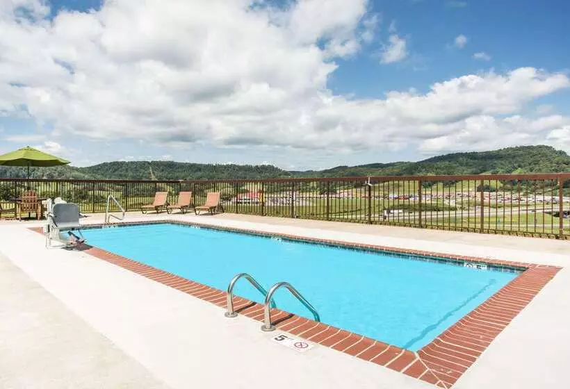 Отель Days Inn & Suites By Wyndham Sutton Flatwoods