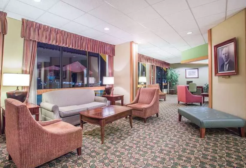Отель Days Inn & Suites By Wyndham Sutton Flatwoods