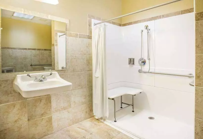 Отель Days Inn & Suites By Wyndham Sutton Flatwoods