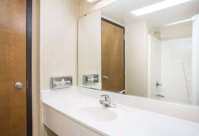 Отель Days Inn & Suites By Wyndham Sutton Flatwoods