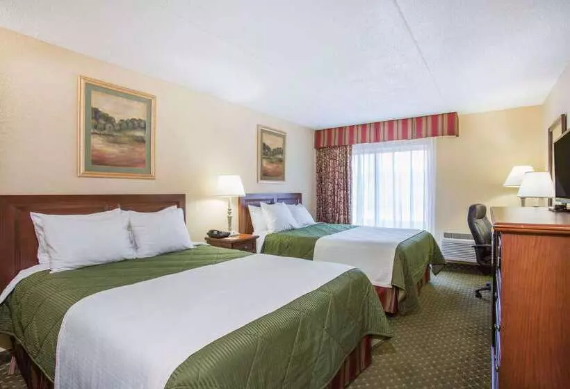 Отель Days Inn & Suites By Wyndham Sutton Flatwoods