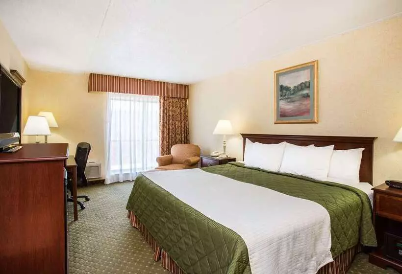 Отель Days Inn & Suites By Wyndham Sutton Flatwoods