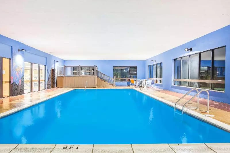 Отель Days Inn & Suites By Wyndham Sutton Flatwoods