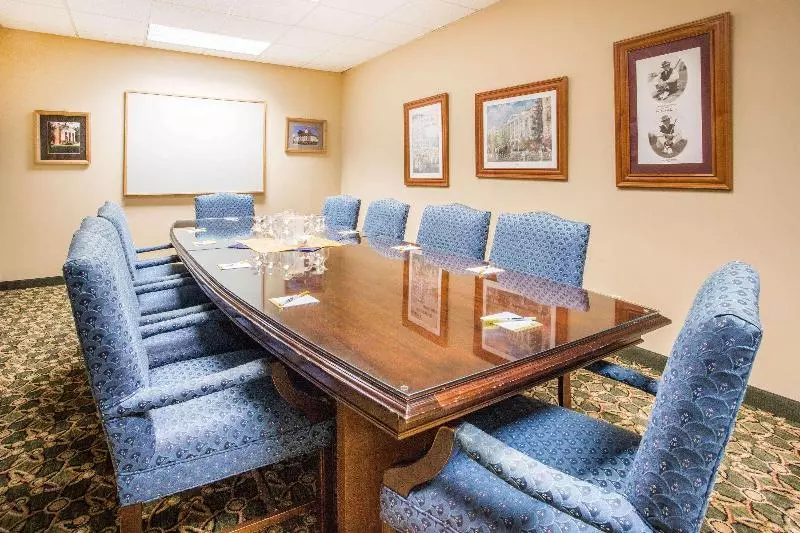 Отель Days Inn & Suites By Wyndham Sutton Flatwoods