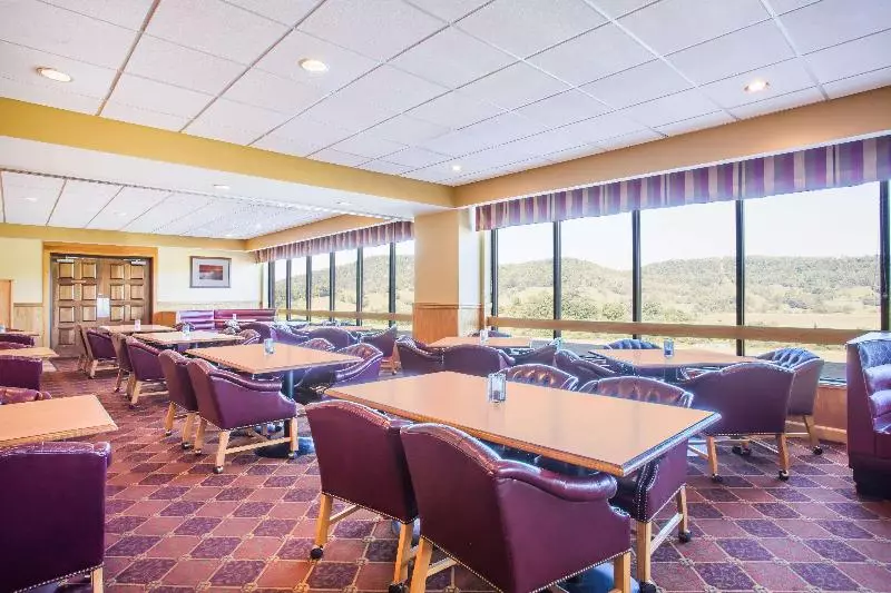 Отель Days Inn & Suites By Wyndham Sutton Flatwoods