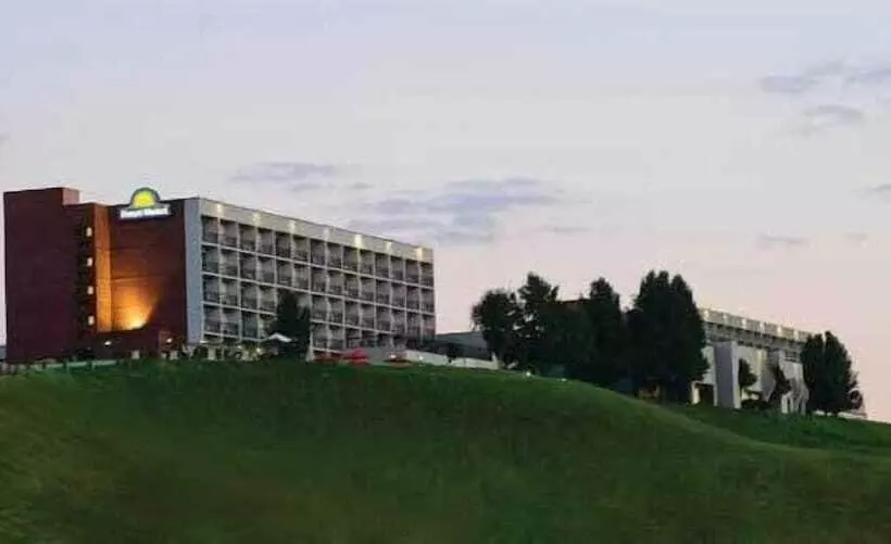 Отель Days Inn & Suites By Wyndham Sutton Flatwoods