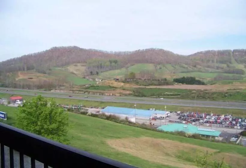 Отель Days Inn & Suites By Wyndham Sutton Flatwoods