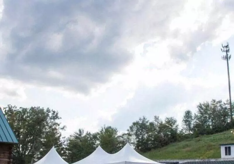 Отель Days Inn & Suites By Wyndham Sutton Flatwoods