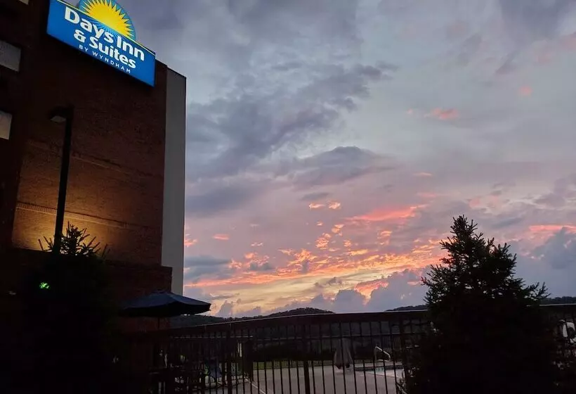 Отель Days Inn & Suites By Wyndham Sutton Flatwoods