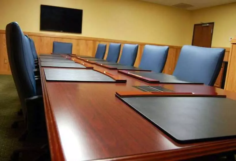 Отель Days Inn & Suites By Wyndham Sutton Flatwoods