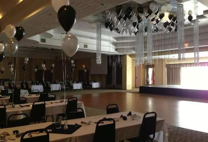 Отель Days Inn & Suites By Wyndham Sutton Flatwoods