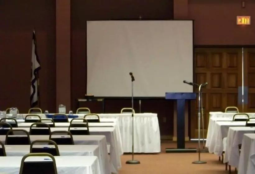 Отель Days Inn & Suites By Wyndham Sutton Flatwoods