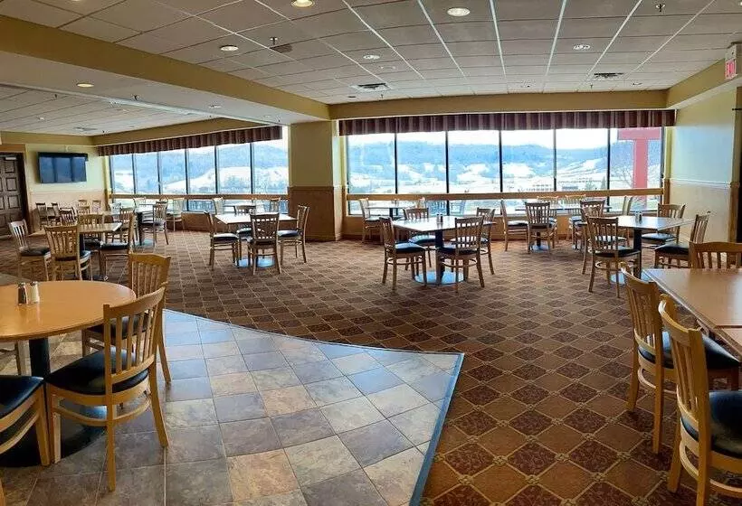 Отель Days Inn & Suites By Wyndham Sutton Flatwoods