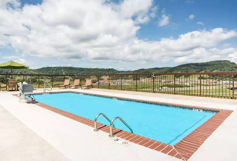 Отель Days Inn & Suites By Wyndham Sutton Flatwoods