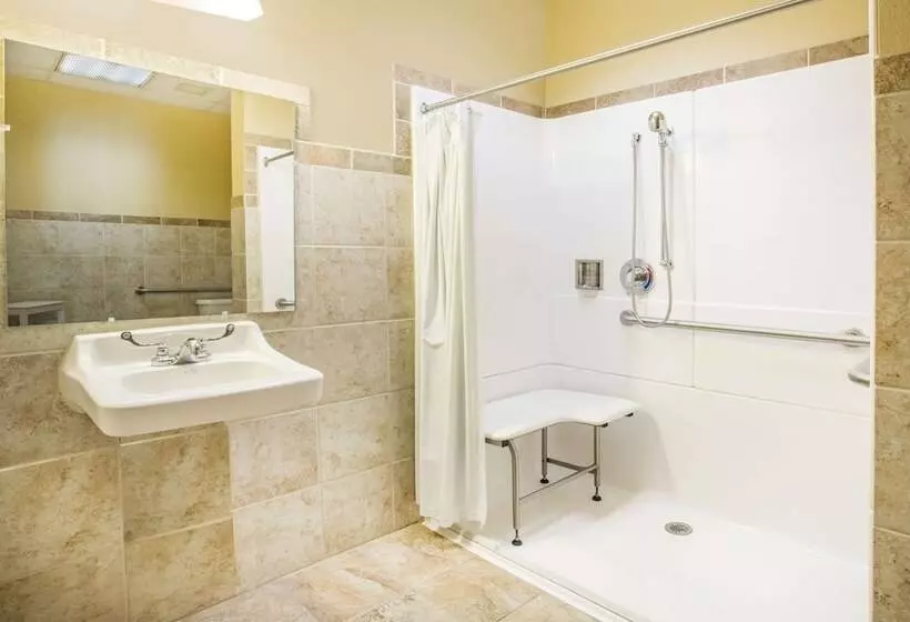 Отель Days Inn & Suites By Wyndham Sutton Flatwoods