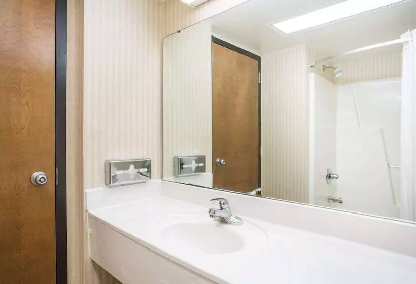 Отель Days Inn & Suites By Wyndham Sutton Flatwoods