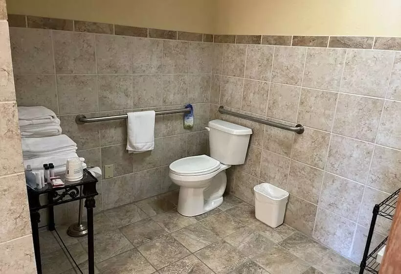 Отель Days Inn & Suites By Wyndham Sutton Flatwoods