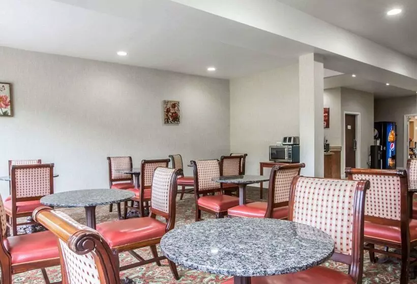 Hotelli Econo Lodge Lakes Region