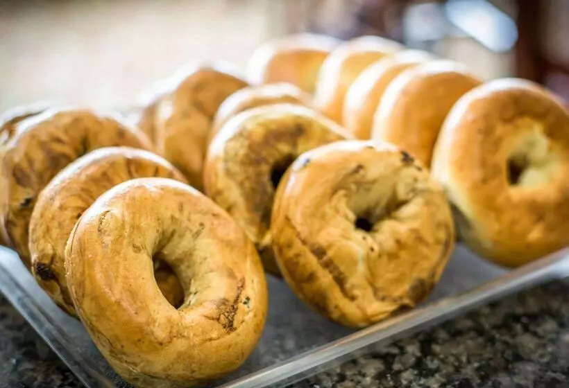 Hotelli Econo Lodge Lakes Region