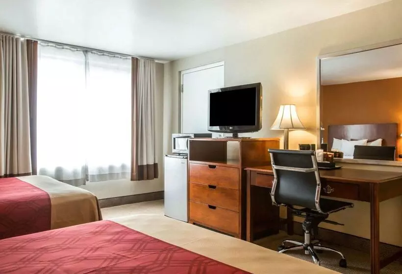 Hotelli Econo Lodge Lakes Region