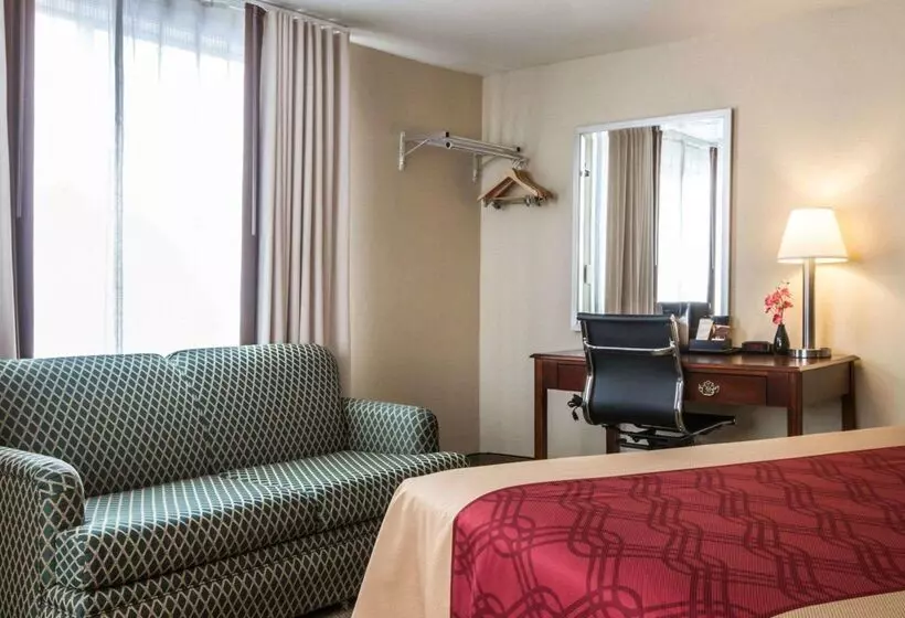 Hotelli Econo Lodge Lakes Region