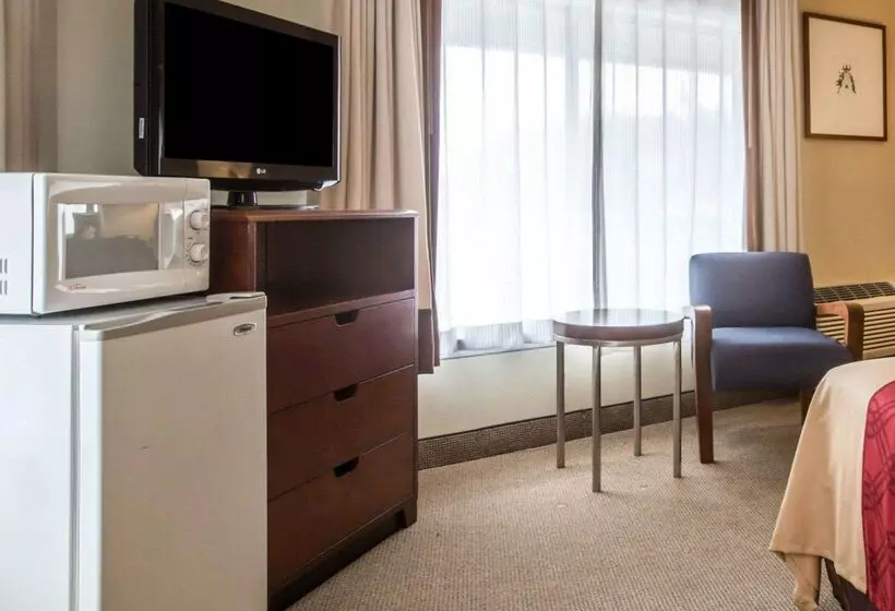 Hotelli Econo Lodge Lakes Region