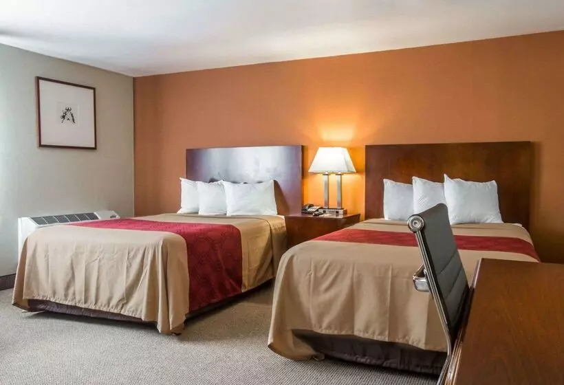 Hotelli Econo Lodge Lakes Region