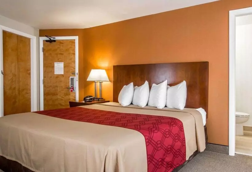 Hotelli Econo Lodge Lakes Region