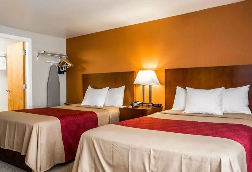 Hotelli Econo Lodge Lakes Region