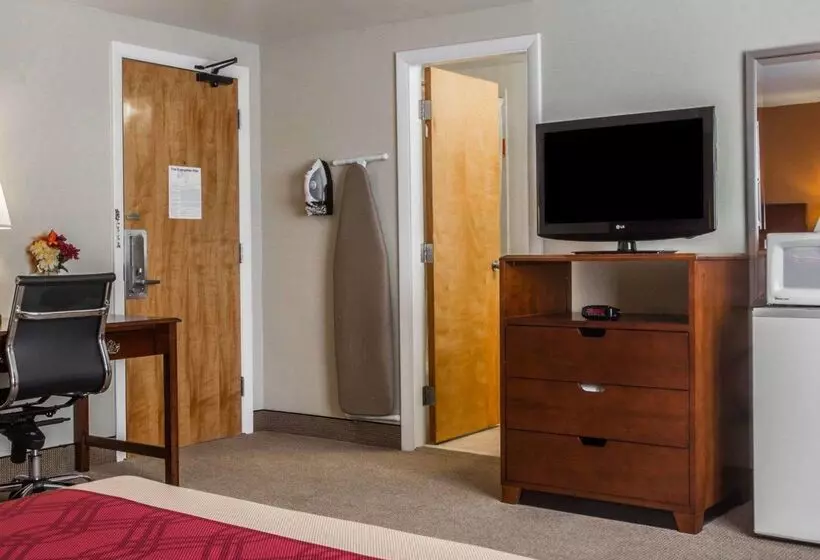 Hotelli Econo Lodge Lakes Region