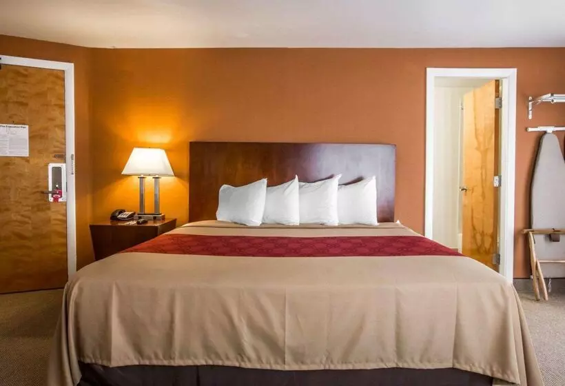 Hotelli Econo Lodge Lakes Region