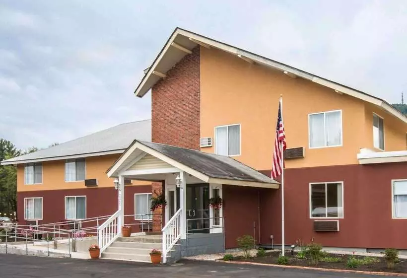 Hotelli Econo Lodge Lakes Region