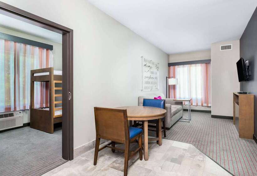 هتل La Quinta Inn & Suites By Wyndham Augusta Fort Eisenhower
