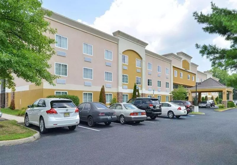 호텔 Quality Suites Tinton Falls