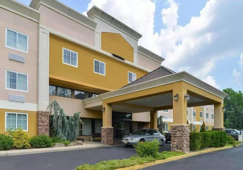 호텔 Quality Suites Tinton Falls