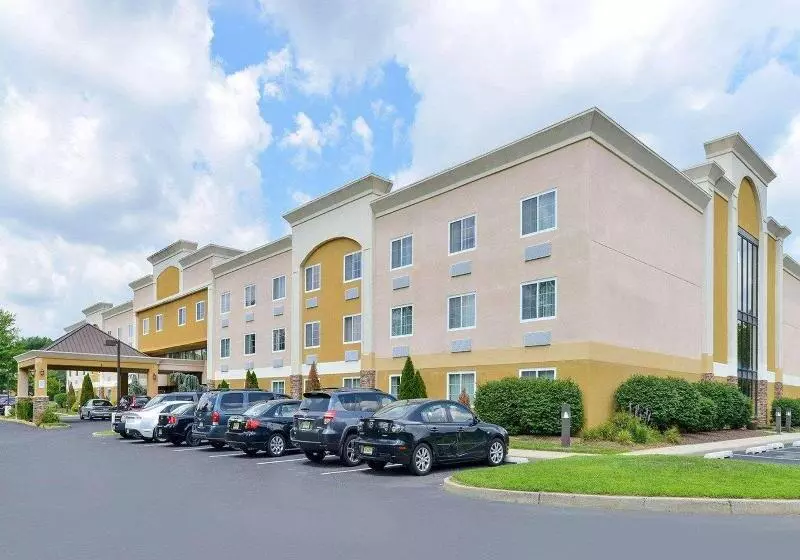 호텔 Quality Suites Tinton Falls