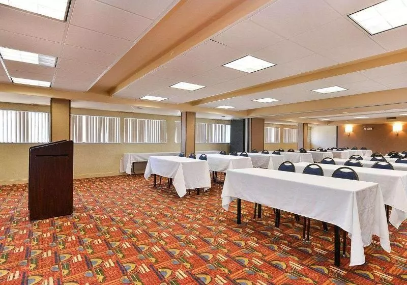 호텔 Quality Suites Tinton Falls