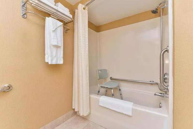 호텔 Quality Suites Tinton Falls