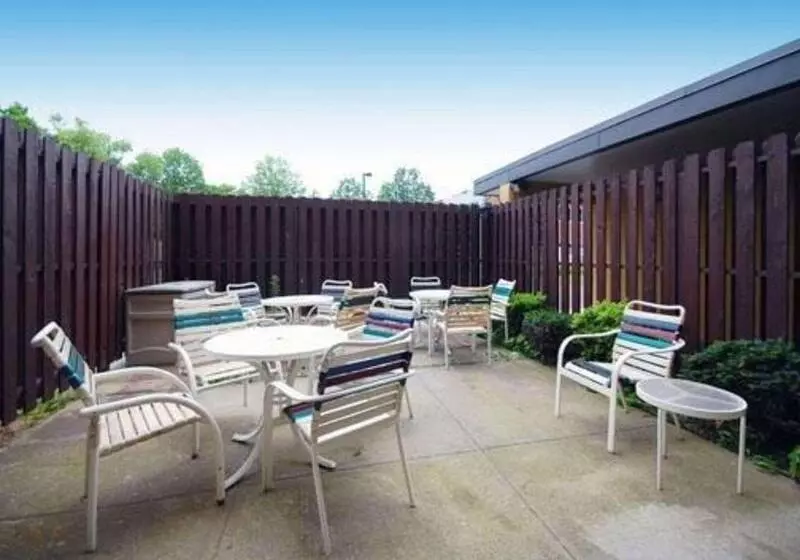 호텔 Quality Suites Tinton Falls