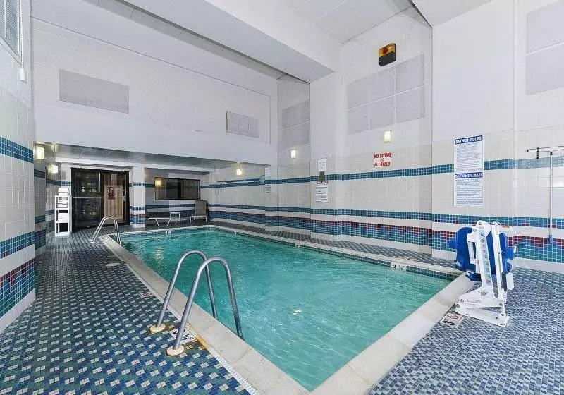 호텔 Quality Suites Tinton Falls