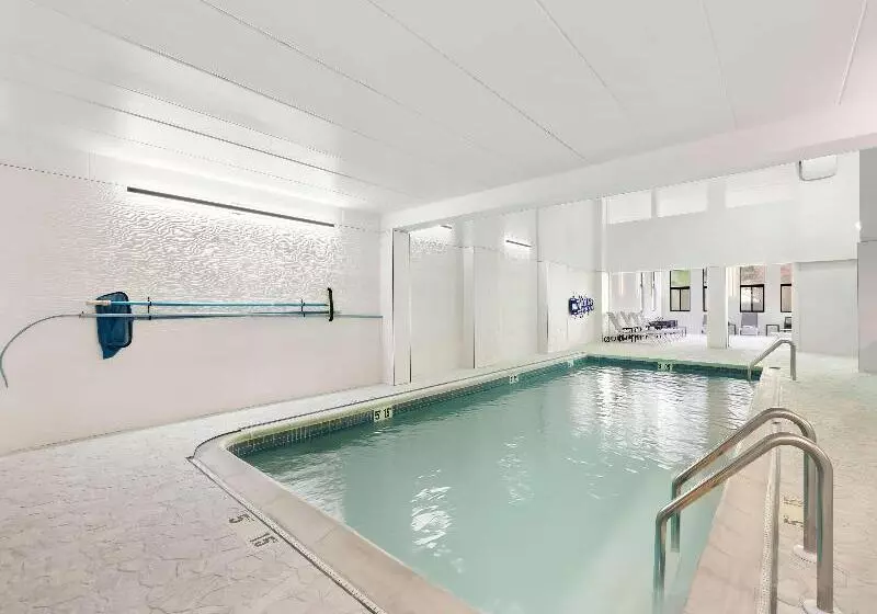 ホテル Quality Suites Tinton Falls
