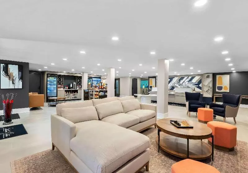 ホテル Quality Suites Tinton Falls