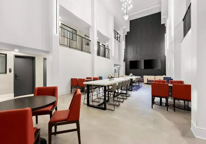 ホテル Quality Suites Tinton Falls