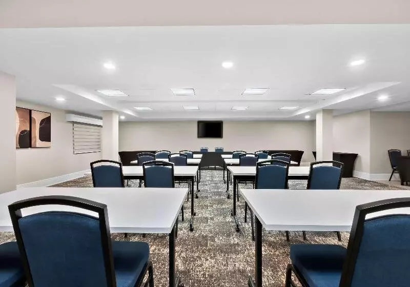 ホテル Quality Suites Tinton Falls