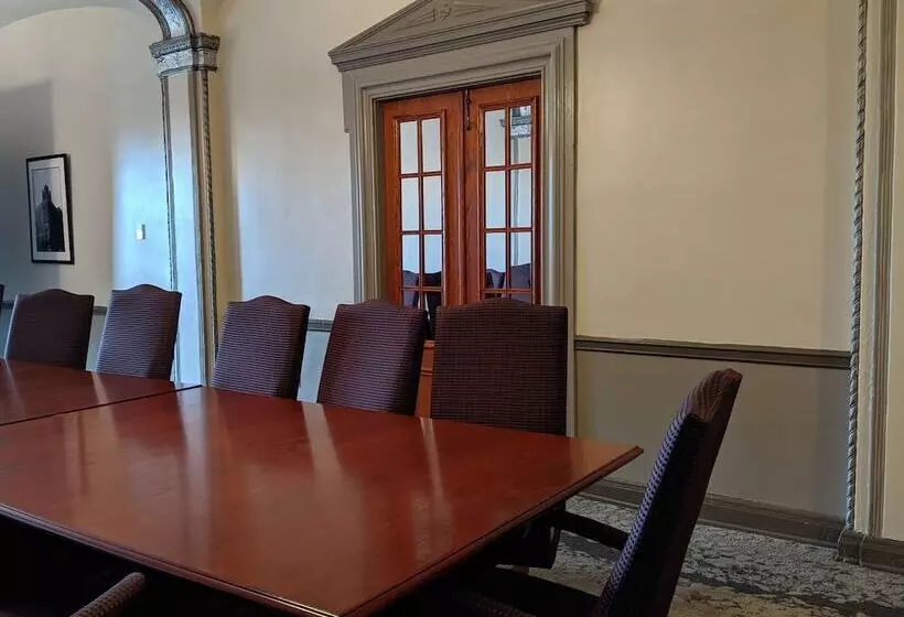 The Tudor Arms Hotel Cleveland A Doubletree By Hilton