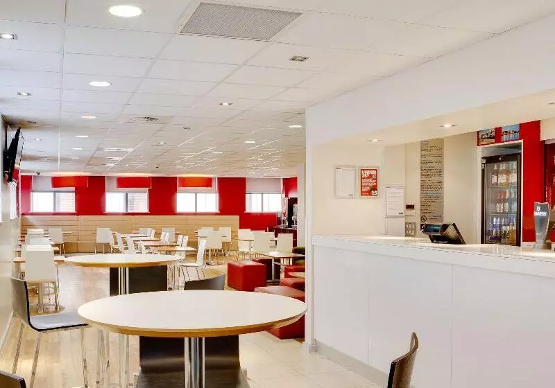 هتل Travelodge Cardiff Central Queen Street