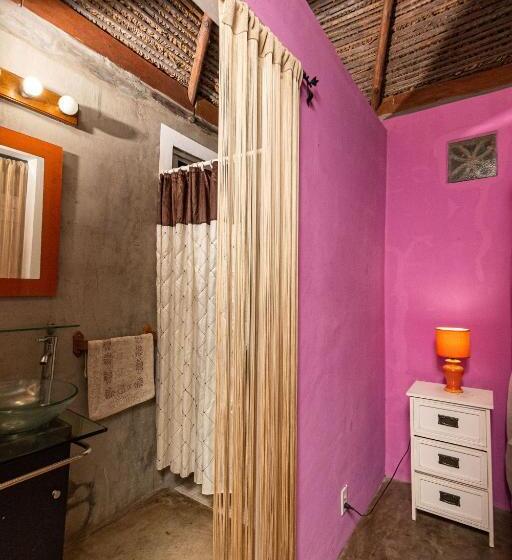 Отель Monkey Lodge Panama