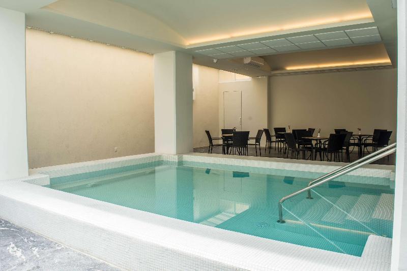 هتل Crown Victoria