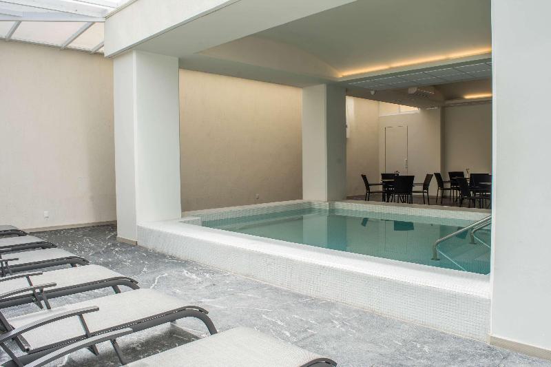 هتل Crown Victoria