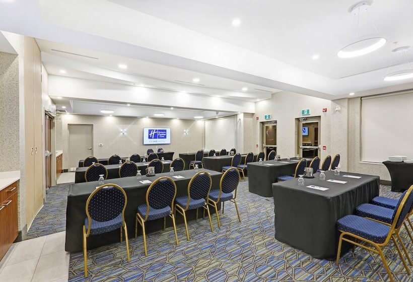 בית מלון כפרי Holiday Inn Express & Suites   Woodstock, On Canada